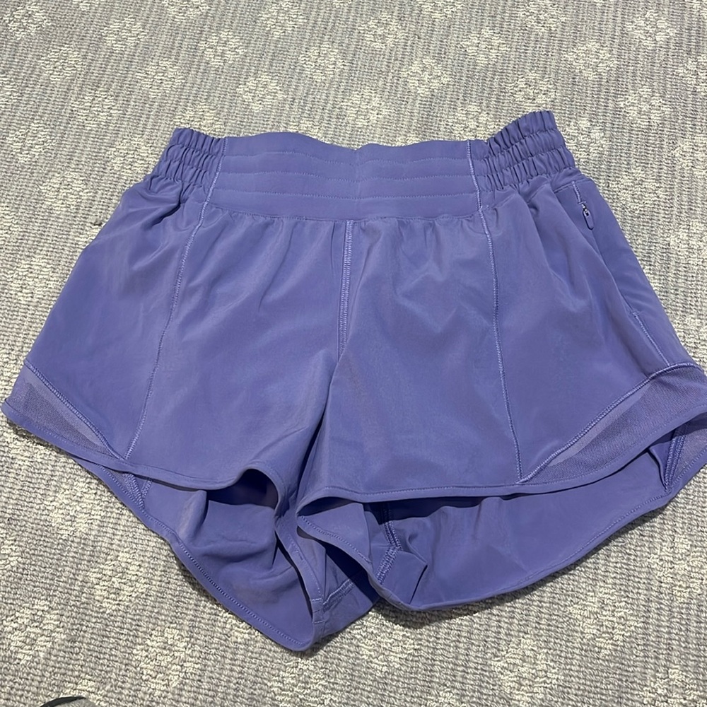 BRAND NEW NEVER WORN lululemon hotty hot shorts 4”